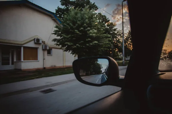 Una Vista Calle Ciudad Desde Coche Con Edificios Ambos Lados — Foto de Stock