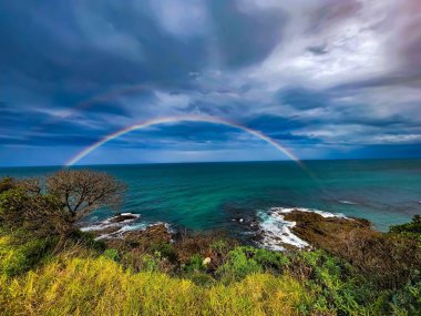 Açık okyanus sularının üzerinde çift gökkuşağı