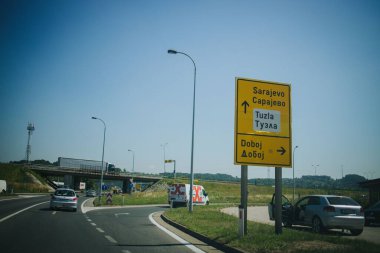 Saraybosna ve Doboj 'a giden sarı trafik ışığı