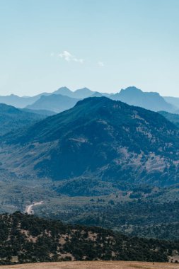 Güneşli bir günde güzel dağların dikey görüntüsü.