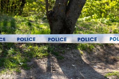 Yazılı bir kasetle yakın çekim. Polis, suç mahalli.