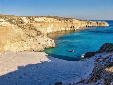 Yunanistan 'ın Milos Adası' ndaki güneşli Tsigrado Sahili büyüleyici bir manzara