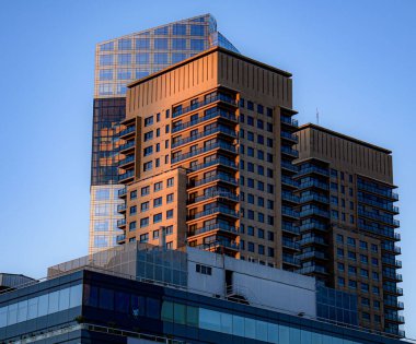 Buenos Aires, Arjantin 'deki nehir manzaralı kule ve YPF kulesinin alçak açılı bir görüntüsü.