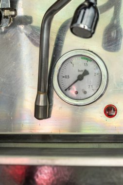 Bir kafede eski bir kahve makinesinin yakın çekimi.