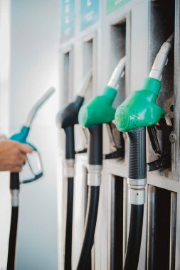 Benzin istasyonunda dikey yakın plan gaz tabancası.