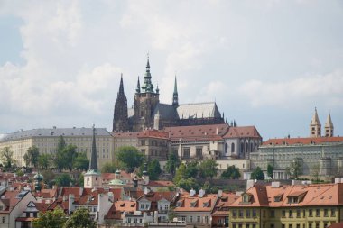 Prag 'ın Prag Kalesi' nin arka planında Çek Cumhuriyeti 'nin daha küçük bir şehrinin manzarası.