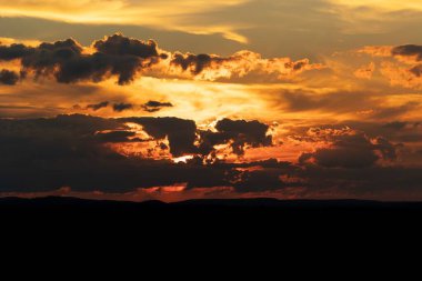 Parlak günbatımındaki güzel bulutlar.