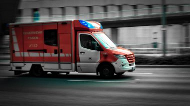 Almanya 'daki fuar alanının yakınındaki bir görevdeki bir ambulans aracının uzun menzil görüntüsü.