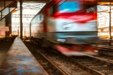 Bükreş 'teki Kuzey Tren İstasyonu' ndan geçen uzun süreli tren kazası