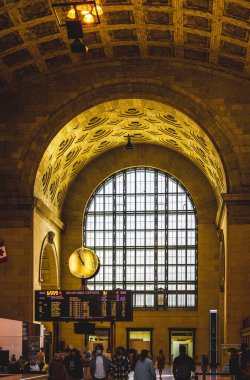 Toronto, Kanada 'daki tren istasyonunun dikey görüntüsü. İnsanlar girip çıkıyor.
