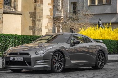 Gri bir Nissan GT-R yolun kenarına park etmiş.