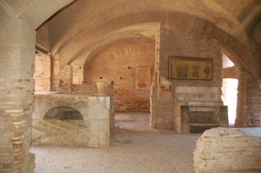 Roma, İtalya 'daki antik binaların alçak açılı görüntüsü