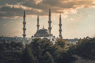Türkiye 'nin Ankara kentindeki Melike Hatun Camii' nin güneşli bir gününde manzarası