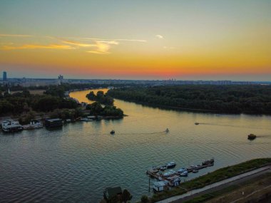 Nehir üzerinde güzel günbatımının hava aracı fotoğrafçılığı