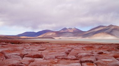 Atacama Çölü 'nden bir manzara ve San Pedro de Atacama, Şili yakınlarındaki dağlardan