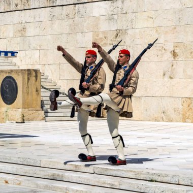 Syntagma Meydanı, Atina ve Yunanistan 'da Meçhul Asker Anıtı' na karşı nöbet değişikliği