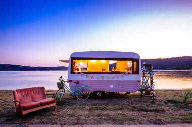 Güzel bir rıhtım bölgesinde karavan gezici barı kurulmuş.