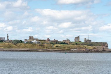 Kuzey Tynemouth Manastırı ve İngiltere 'deki Collingwood Anıtı manzarası.