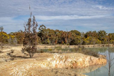 Bulutlu bir günde güzel bir göl.