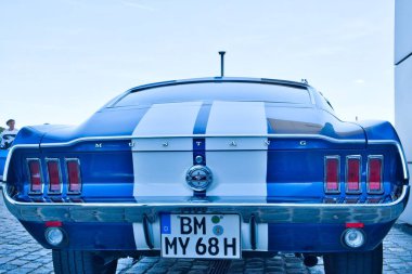 Ford Mustang 60 'lı yıllardan kalma Köln, Almanya' daki eski sergi, dikiz manzarası