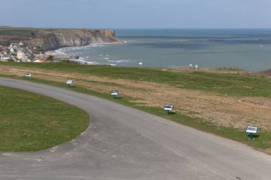 Arromanches, Normandiya, Fransa 'daki sahil yolu ve köy