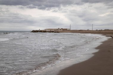 Badia del Fangar, Delta del Ebre 'de bulutlu bir günde güzel bir sahil manzarası.