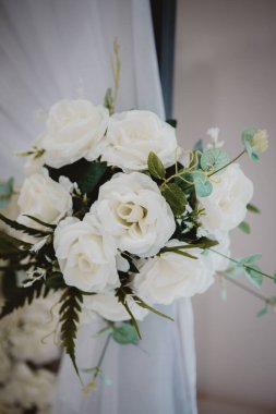 Beyaz çiçekli düğün yeri dekorasyonunun dikey çekimi.