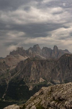 Monte Passo Falzarego 'nun güzel manzarası Dolomites, İtalya' da, kasvetli bulutlu gökyüzünün altında, gün batımında