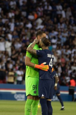 Sergio Ramos 'un Montpellier' e karşı oynarken Donnarumma 'yı öptüğü dikey bir çekim.