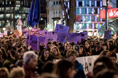 İspanya 'nın Bilbao kentinde düzenlenen kadınlar uluslararası geçit törenine katılan insanların yakın çekimi