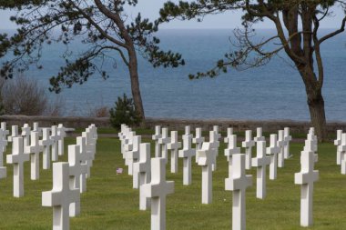 Fransa 'da ölen askerlerin anısına beyaz haçlı Normandiya Amerikan Mezarlığı.