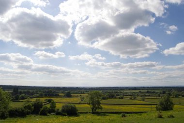 Güneşli bulutlu bir gökyüzünün güzel manzarası Old Sodbury 'deki yeşil bir çayırda