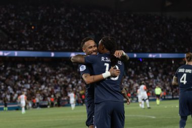 Oyuncu Renato Sanches Paris Saint Germain 'deki ilk golü Küçük Neymar' a sarılarak kutluyor.