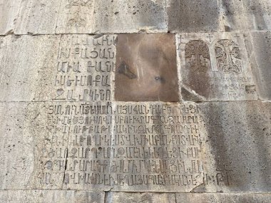 Ganzasar Manastırı, Artsakh, Dağlık Karabağ 'daki Ermeni yazıtlarından oluşan bir duvar.