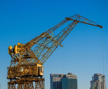 Puerto Madero, Buenos Aires 'te mavi gökyüzüne karşı yükleme vinçleri