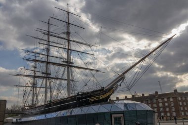 Bulutlu bir günde Greenwich, Londra 'da eski bir yelkenlinin güzel bir fotoğrafı.
