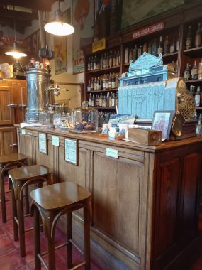 Geleneksel 1900 'lerin marketi ahşap meşe bar tezgahı. Pirinç kahve makinesi, nikel kaplama kasa, şişe rafları. Otomobil Müzesi