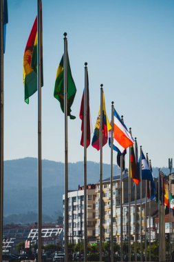 Farklı ilçe bayraklarının dikey görüntüsü binaların arka planında