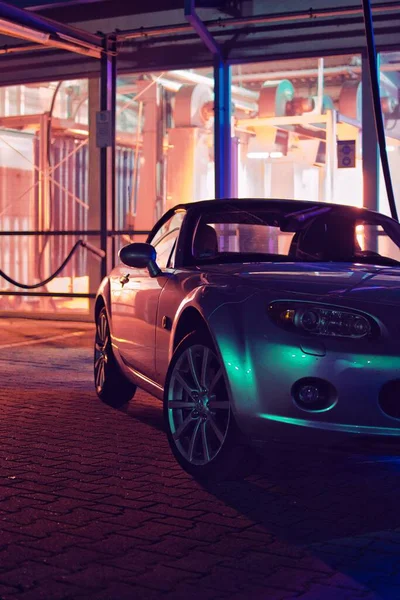 Tiro Vertical Prata Mazda Mx5 Miata Noite Frente Carwash Iluminado — Fotografia de Stock