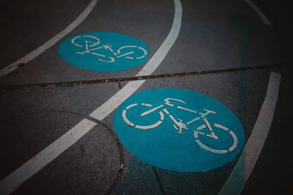 Een Fietspad Met Een Blauwe Cirkel Een Wit Fietsbord Tijdens — Stockfoto