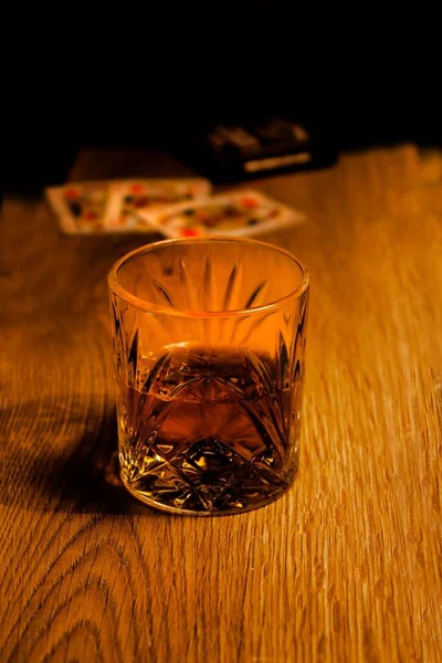 Eine Vertikale Nahaufnahme Eines Whiskeyglases Auf Einem Holztisch Mit Spielkarten — Stockfoto