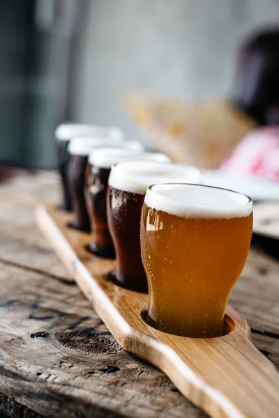 Een Selectie Ambachtelijke Bieren Een Bierpeddel — Stockfoto