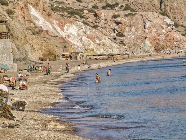 希腊米洛斯岛上阳光灿烂的古洛奇里海滩的游客 — 图库照片