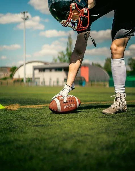 Futebolista Americano Colocando Uma Bola Kipsta Campo Sintético Com Luvas — Fotografia de Stock