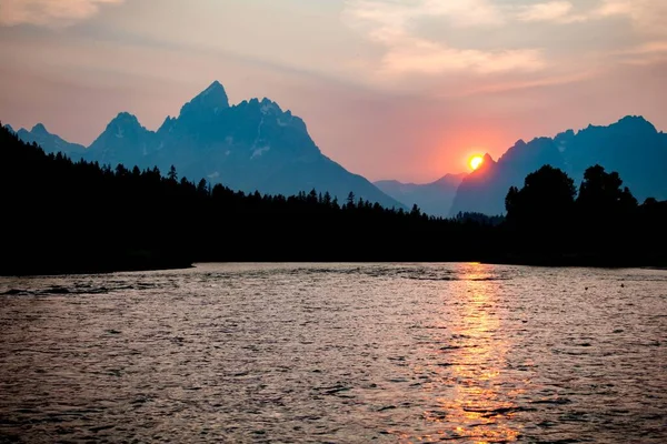 Las Siluetas Las Montañas Con Sol Poniéndose Con Reflejo Río — Foto de Stock