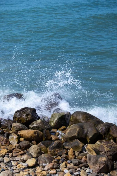 Les Vagues Océan Écrasent Sur Plage Sable Nature Éclabousse Jour — Photo