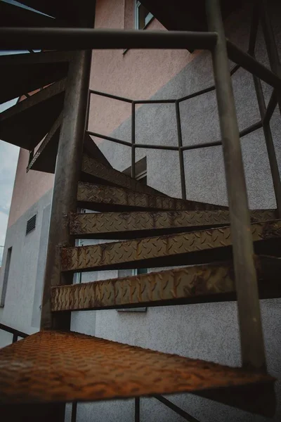 Tiro Close Uma Escada Metal Espiral Enferrujada Casa Dia Nublado — Fotografia de Stock