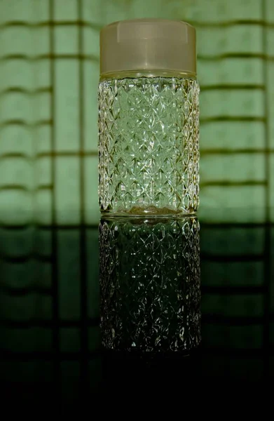 窓の前のテーブルの上の装飾的な水のボトル — ストック写真
