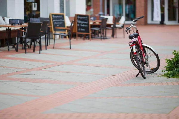 Una Bicicleta Roja Estacionada Ciudad Junto Café Aire Libre — Foto de Stock