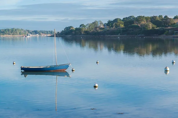 Kayık Beyaz Kırmızı Tekne Arka Planda Morbihan Körfezi Ile Brittany — Stok fotoğraf